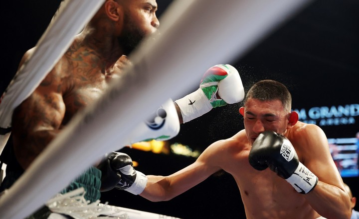 Päť knockdownov za päť minút a rana rozhodcovi